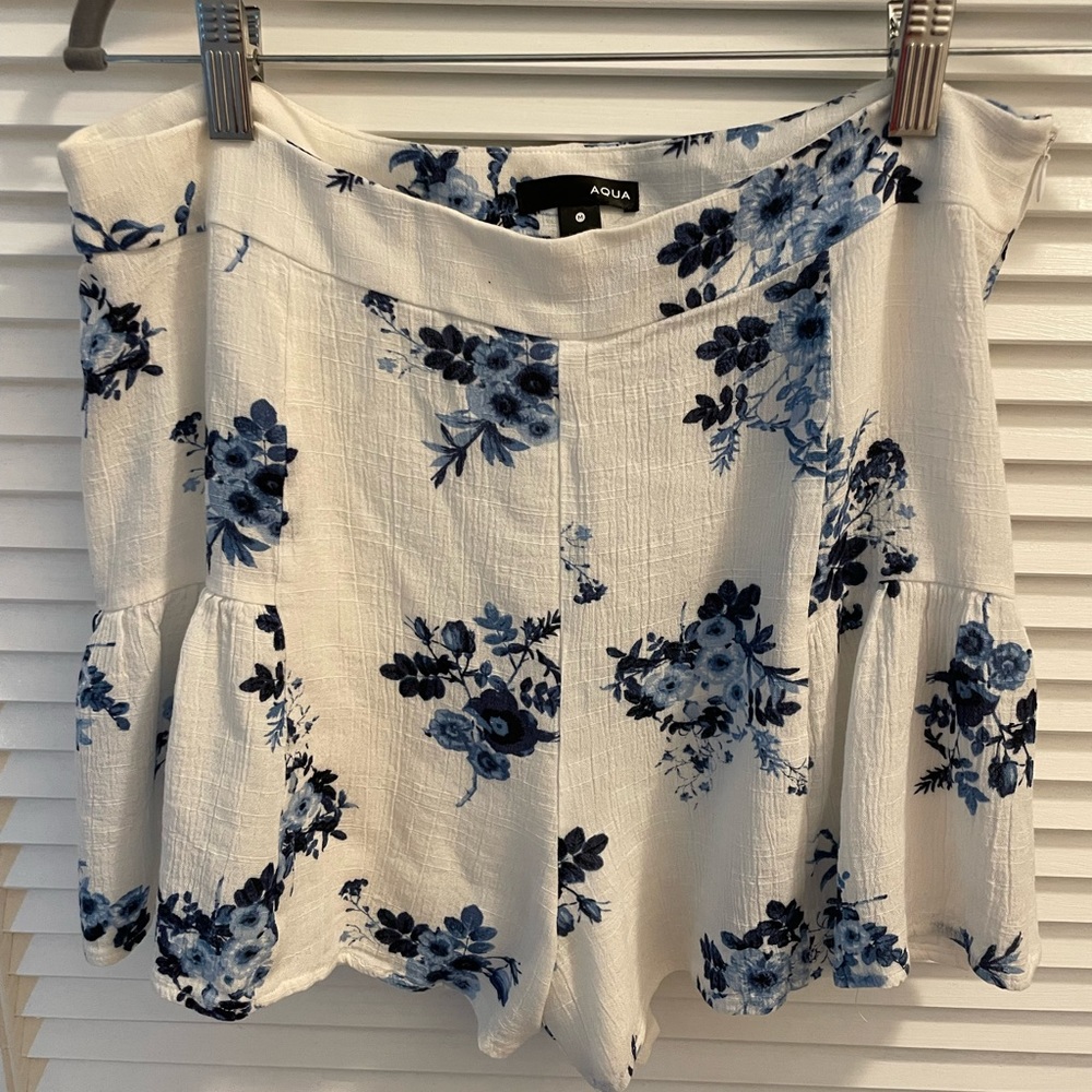 Aqua women’s medium white with blue floral loose shorts, light weight, adorable